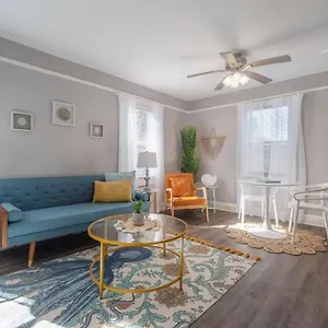 Serene Beachy With Large Screened Porch! Tampa